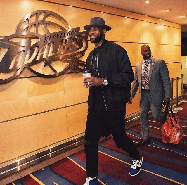 队的禁区盯 队的禁区盯